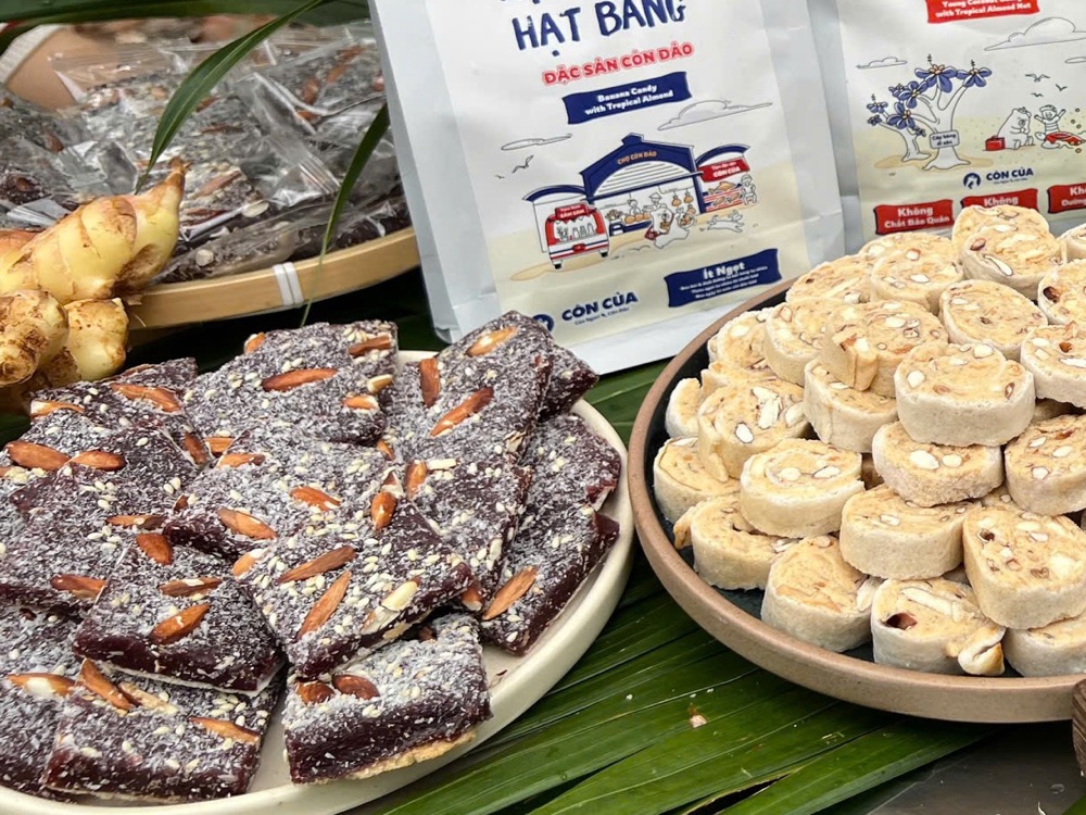 Chuối Sên Hạt Bàng Côn Của trên bánh tráng sữa